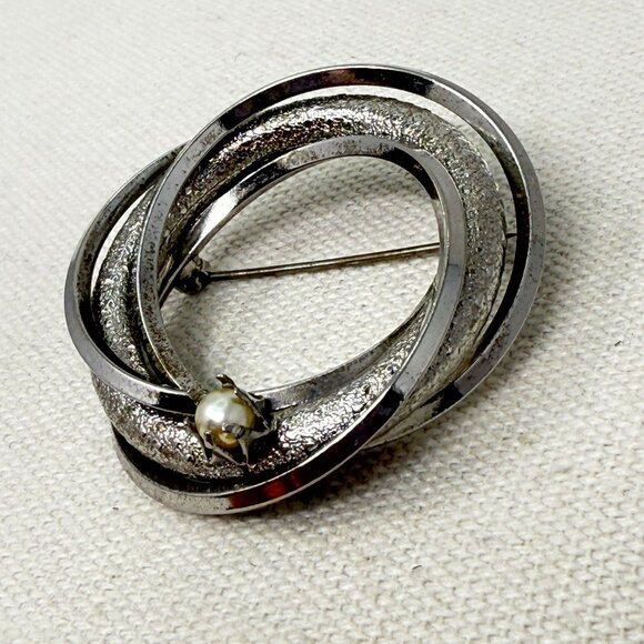 Vintage Open Twisted Circle Brooch Silver-Tone Faux Pearl Mid-Century Classic‎ - Picture 4 of 10